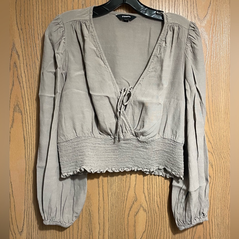 Express Cropped Blouse in Taupe with V-Neck